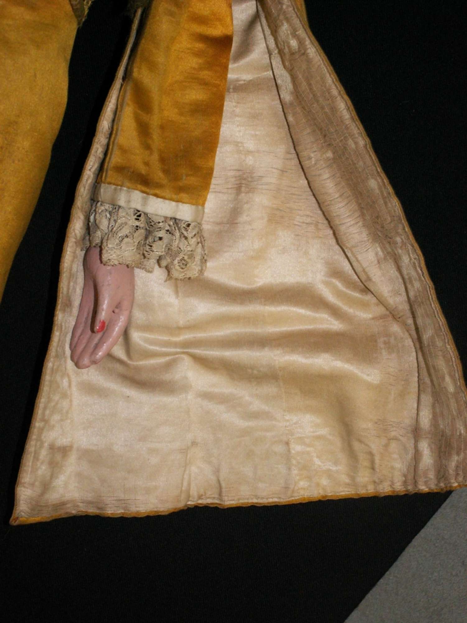 Manica sinistra dopo il restauro